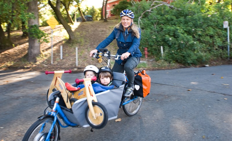 Filmmaker Liz Canning, director of the "MOTHERLOAD" documentary, riding with her twin children in 2011. Photo © Miguel Farias, used with permission.
