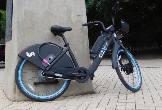 A pedal-assist electric bike from Chicago's Divvy bikesharing system. Photo by Imelda March, courtesy of Streetsblog Chicago.