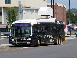 A PVTA electric bus on the Holyoke-Springfield P21E route recharges at Springfield Union Station in this August 2018 photo. Photo by Wikimedia Commons user Pi.1415926535, licensed under the Creative Commons BY-SA 3.0 license.