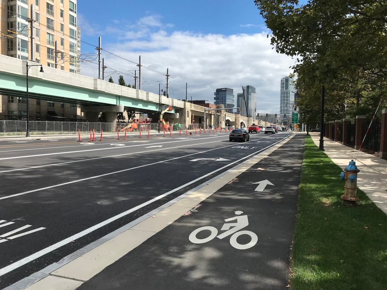 The rebuilt O'Brien Highway's new southbound bike lane, looking towards downtown Boston, with the new Lechmere Green Line viaduct at left.