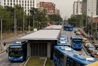 A middle-of-the-road bus station served by buses with left-side doors in Cali, Colombia. Photo by Karl Fjellstrom, courtesy of ITDP.